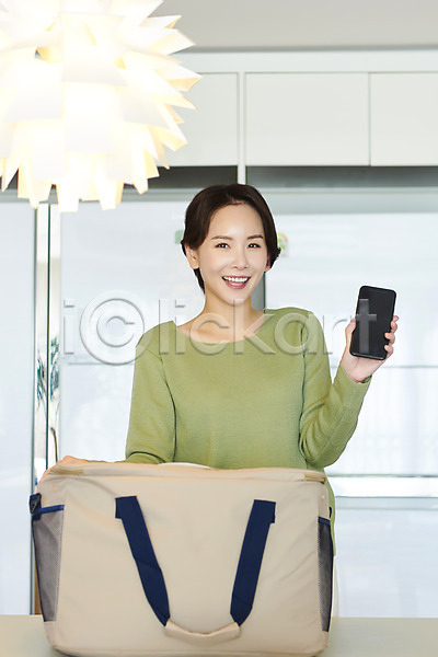 30대 사람 성인 성인여자한명만 여자 한국인 한명 JPG 앞모습 포토 들기 라이프스타일 미소(표정) 배송 상반신 새벽배송 쇼핑 스마트폰 실내 짐가방 택배 흰배경