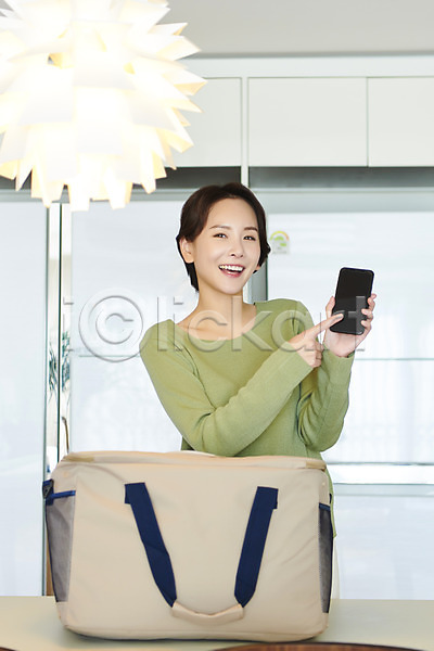 30대 사람 성인 성인여자한명만 여자 한국인 한명 JPG 앞모습 포토 가리킴 들기 라이프스타일 미소(표정) 배송 상반신 새벽배송 쇼핑 스마트폰 식재료 실내 음식 짐가방 택배 확인 흰배경