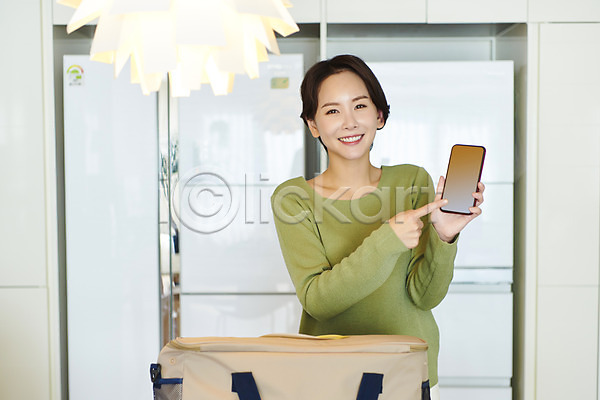30대 사람 성인 성인여자한명만 여자 한국인 한명 JPG 앞모습 포토 가리킴 들기 라이프스타일 미소(표정) 배송 상반신 새벽배송 쇼핑 스마트폰 식재료 실내 음식 택배 흰배경