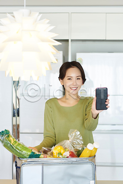 30대 사람 성인 성인여자한명만 여자 한국인 한명 JPG 앞모습 포토 들기 라이프스타일 미소(표정) 배송 상반신 상추 새벽배송 쇼핑 스마트폰 식재료 실내 음료 음식 택배 흰배경