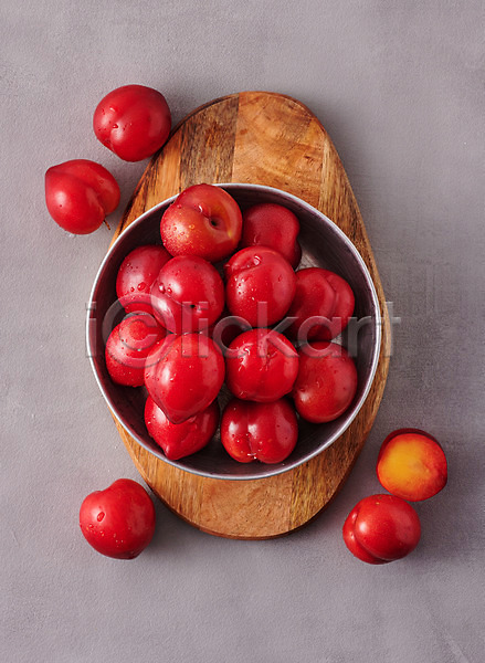 사람없음 JPG 포토 하이앵글 과일 그릇 나무도마 빨간색 스튜디오촬영 식재료 실내 여러개 음식 자두 회색배경