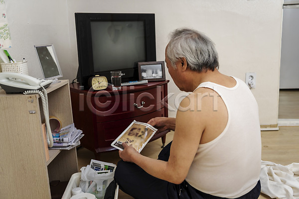 고독 70대 남자 노년 노인남자한명만 한국인 한명 JPG 뒷모습 포토 건강관리 고령화 독거노인 들기 상반신 실내 실버라이프 앉기 파스 할아버지 힘듦