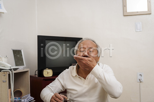 고독 70대 남자 노년 노인남자한명만 한국인 한명 JPG 앞모습 포토 건강관리 고령화 독거노인 들기 물컵 상반신 실내 실버라이프 앉기 약 할아버지 힘듦
