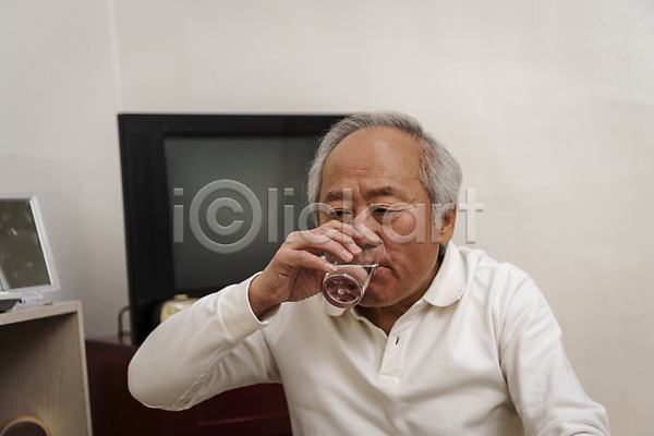 고독 70대 남자 노년 노인남자한명만 한국인 한명 JPG 앞모습 포토 건강관리 고령화 독거노인 들기 마시기 물컵 상반신 실내 실버라이프 앉기 약 할아버지 힘듦