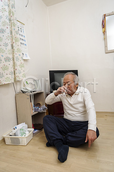 고독 70대 남자 노년 노인남자한명만 한국인 한명 JPG 앞모습 포토 건강관리 고령화 독거노인 들기 마시기 물컵 실내 실버라이프 앉기 약 전신 할아버지 힘듦