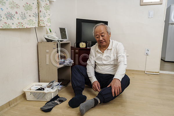 고독 70대 남자 노년 노인남자한명만 한국인 한명 JPG 앞모습 포토 건강관리 고령화 독거노인 실내 실버라이프 앉기 양말 전신 치매 할아버지 힘듦