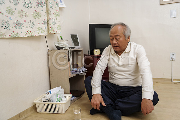 고독 70대 남자 노년 노인남자한명만 한국인 한명 JPG 앞모습 포토 건강관리 고령화 독거노인 실내 실버라이프 앉기 전신 치매 할아버지 힘듦