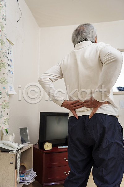 고독 70대 남자 노년 노인남자한명만 한국인 한명 JPG 뒷모습 포토 건강관리 고령화 독거노인 상반신 서기 손짚기 실내 실버라이프 할아버지 허리손 허리통증 힘듦