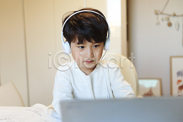 남자 소년 소년한명만 어린이 한국인 한명 JPG 앞모습 포토 교육 노트북 랜선라이프 상반신 수업 실내 앉기 어린이라이프 온라인강의 온택트 원격수업 응시 학생 헤드셋