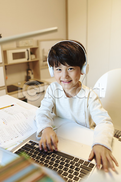 남자 소년 소년한명만 어린이 한국인 한명 JPG 옆모습 포토 교육 노트북 랜선라이프 미소(표정) 상반신 수업 실내 앉기 어린이라이프 온라인강의 온택트 원격수업 학생 헤드셋