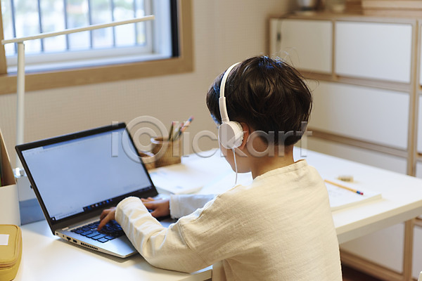 남자 소년 소년한명만 어린이 한국인 한명 JPG 뒷모습 포토 교육 노트북 랜선라이프 상반신 수업 실내 앉기 어린이라이프 온라인강의 온택트 원격수업 학생 헤드셋