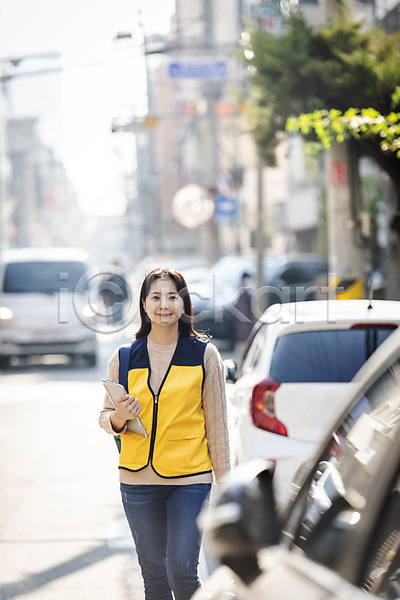 봉사 30대 성인 성인여자한명만 여자 한국인 한명 JPG 앞모습 포토 거리 들기 사회복지사 상반신 서기 야외 주간 태블릿