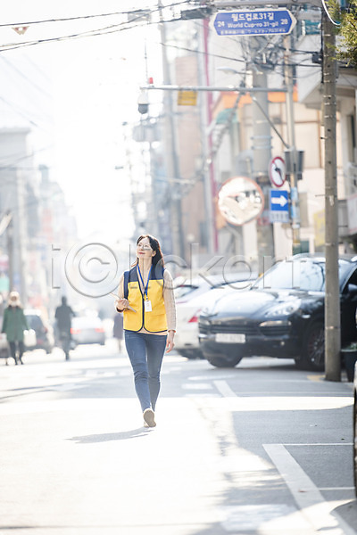 봉사 30대 성인 성인여자한명만 여자 한국인 한명 JPG 앞모습 포토 거리 걷기 사회복지사 야외 전신 주간