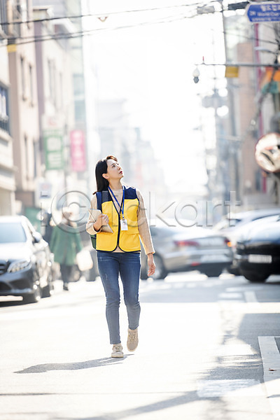 봉사 30대 성인 성인여자한명만 여자 한국인 한명 JPG 앞모습 포토 거리 걷기 들기 사회복지사 야외 올려보기 전신 주간 태블릿