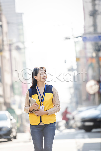 봉사 30대 성인 성인여자한명만 여자 한국인 한명 JPG 앞모습 포토 거리 들기 미소(표정) 사회복지사 상반신 서기 야외 주간 태블릿