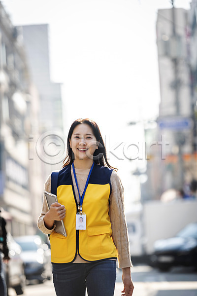 봉사 30대 성인 성인여자한명만 여자 한국인 한명 JPG 앞모습 포토 거리 들기 미소(표정) 사회복지사 상반신 서기 야외 주간 태블릿