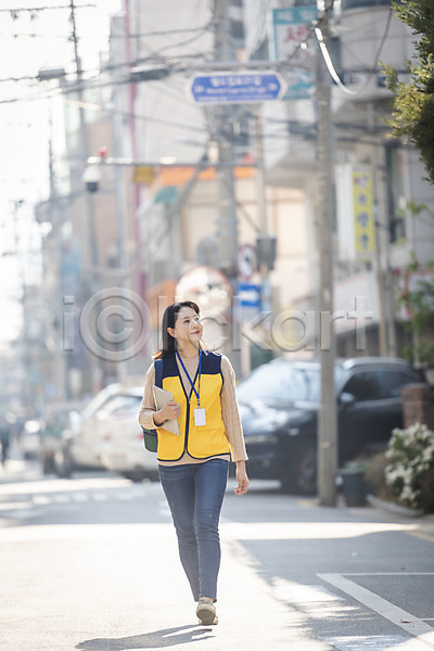 봉사 30대 성인 성인여자한명만 여자 한국인 한명 JPG 앞모습 포토 거리 걷기 들기 사회복지사 야외 전신 주간 태블릿