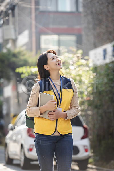 봉사 30대 성인 성인여자한명만 여자 한국인 한명 JPG 앞모습 포토 거리 들기 미소(표정) 사회복지사 상반신 야외 올려보기 주간 태블릿