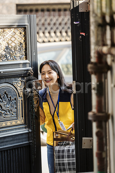 봉사 30대 성인 성인여자한명만 여자 한국인 한명 JPG 앞모습 포토 대문 미소(표정) 방문 사회복지사 상반신 서기 야외 오픈 주간