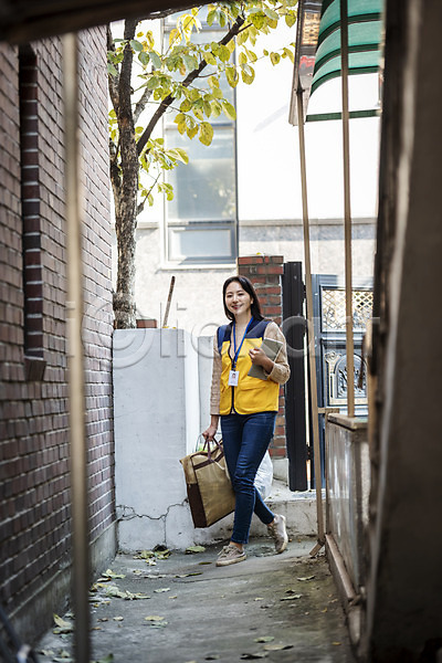 봉사 30대 성인 성인여자한명만 여자 한국인 한명 JPG 앞모습 포토 가방 걷기 들기 방문 사회복지사 야외 전신 주간 태블릿