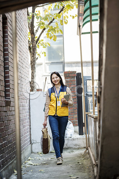 봉사 30대 성인 성인여자한명만 여자 한국인 한명 JPG 앞모습 포토 가방 걷기 들기 미소(표정) 방문 사회복지사 서기 야외 전신 주간 태블릿