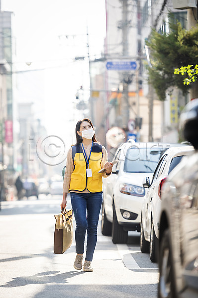 봉사 30대 성인 성인여자한명만 여자 한국인 한명 JPG 앞모습 포토 가방 거리 걷기 들기 마스크 보살핌 사회복지사 야외 전신 주간 태블릿