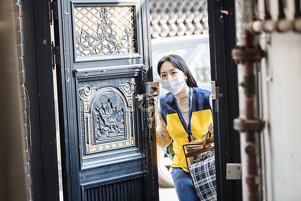 봉사 30대 성인 성인여자한명만 여자 한국인 한명 JPG 앞모습 포토 가방 대문 마스크 방문 보살핌 사회복지사 상반신 서기 야외 오픈 주간
