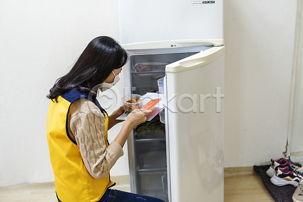 봉사 30대 성인 성인여자한명만 여자 한국인 한명 JPG 옆모습 포토 냉장고 들기 마스크 방문 보살핌 비대면서비스 사회복지사 상반신 실내 오픈 주간 주방 확인