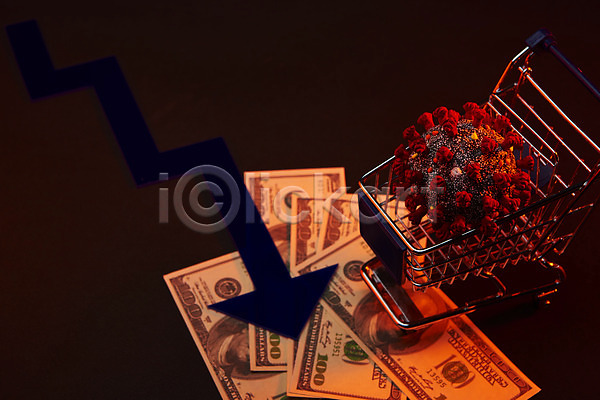 하락 사람없음 JPG 포토 경제불황 달러 델타변이바이러스 모형 빨간색 쇼핑카 스튜디오촬영 위기 위드코로나 지폐 코로나바이러스 포스트코로나 화살표
