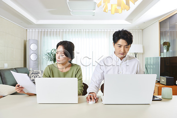 집중 30대 남자 두명 성인 성인만 여자 한국인 JPG 앞모습 포토 노트북 맞벌이 부부 부부라이프 비즈니스 상반신 실내 앉기 업무 재택근무 주간 직장인