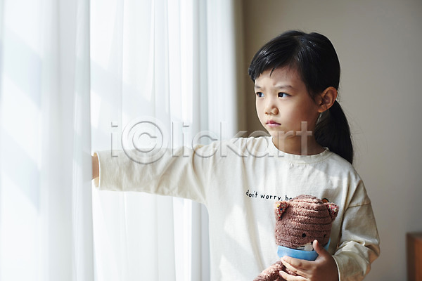 슬픔 소녀(어린이) 소녀한명만 어린이 여자 한국인 한명 JPG 앞모습 포토 델타변이바이러스 들기 라이프스타일 마스크 상반신 실내 우울증 응시 인형 주간 커튼 코로나바이러스 코로나블루