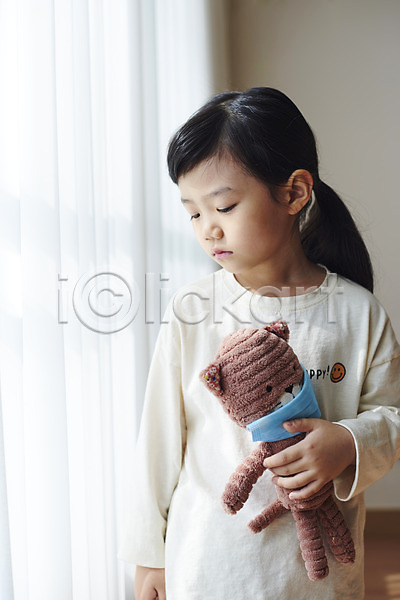 슬픔 소녀(어린이) 소녀한명만 어린이 여자 한국인 한명 JPG 앞모습 포토 델타변이바이러스 들기 라이프스타일 마스크 상반신 실내 우울증 응시 인형 주간 커튼 코로나바이러스 코로나블루