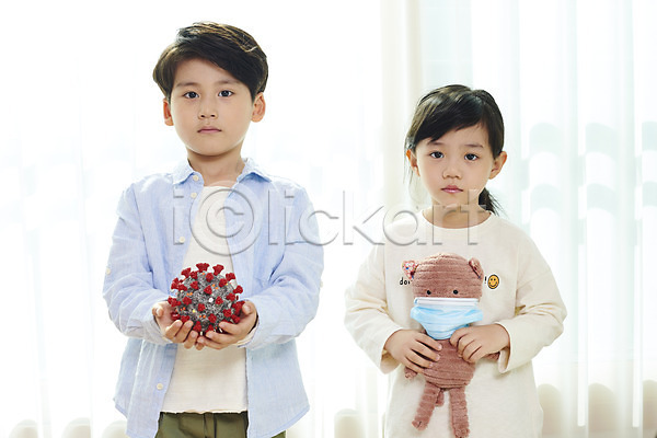 슬픔 남자 두명 어린이 어린이만 여자 한국인 JPG 앞모습 포토 델타변이바이러스 들기 라이프스타일 마스크 모형 상반신 서기 실내 우울증 인형 주간 코로나바이러스 코로나블루