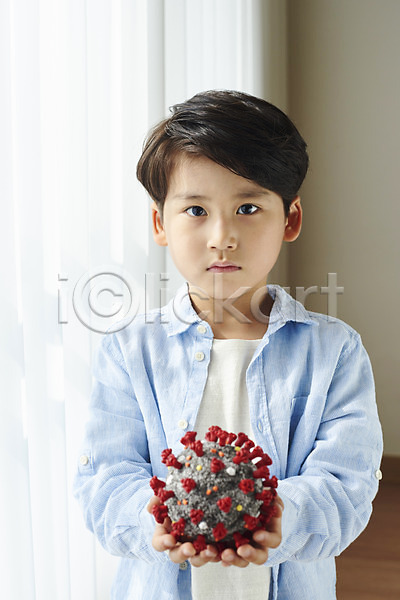 슬픔 남자 소년 소년한명만 어린이 한국인 한명 JPG 앞모습 포토 델타변이바이러스 들기 라이프스타일 모형 상반신 실내 우울증 주간 코로나바이러스 코로나블루