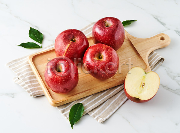 사람없음 JPG 포토 과일 나무도마 단면 사과 스튜디오촬영 슬라이스 식재료 식탁보 실내 음식 잎 플랫레이 흰배경