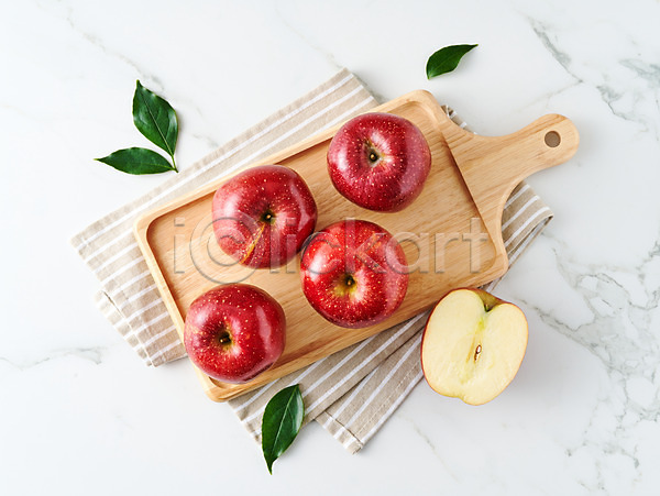 사람없음 JPG 포토 하이앵글 과일 단면 사과 스튜디오촬영 슬라이스 식재료 식탁보 실내 음식 잎 플랫레이 흰배경