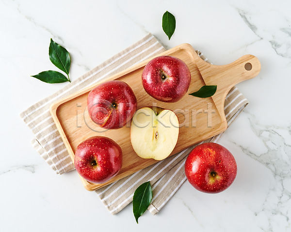 사람없음 JPG 포토 하이앵글 과일 나무도마 단면 사과 스튜디오촬영 슬라이스 식재료 식탁보 실내 음식 잎 플랫레이 흰배경