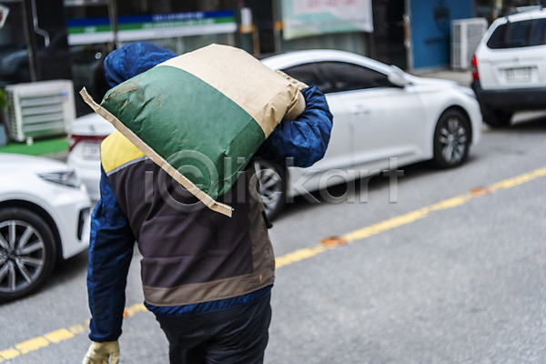 30대 남자 성인 성인남자한명만 한국인 한명 JPG 뒷모습 포토 걷기 들기 배송 상반신 야외 자동차 주간 짐 택배 택배기사