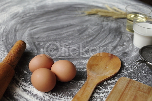 사람없음 JPG 근접촬영 포토 해외이미지 계란 나무도마 나무숟가락 밀 밀대 실내 우유 재료 제빵 채망 회색배경