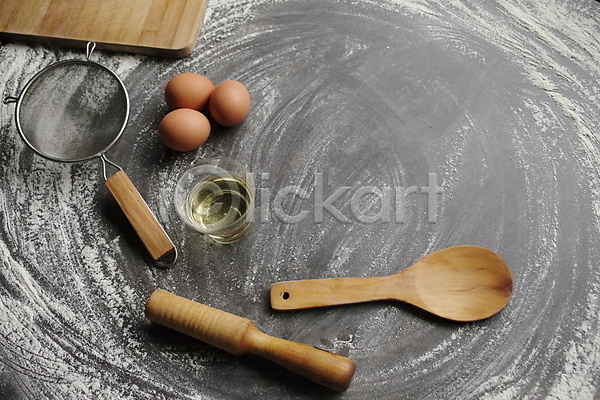 사람없음 JPG 포토 하이앵글 해외이미지 계란 나무도마 나무숟가락 밀대 실내 재료 제빵 채망 회색배경