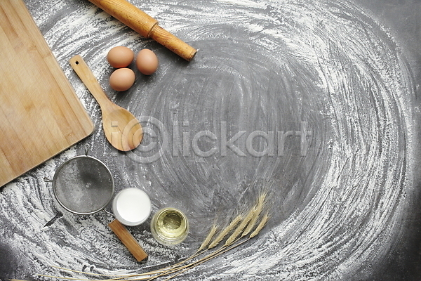 사람없음 JPG 포토 하이앵글 해외이미지 계란 나무도마 나무숟가락 밀 밀가루 밀대 실내 우유 재료 제빵 채망 회색배경