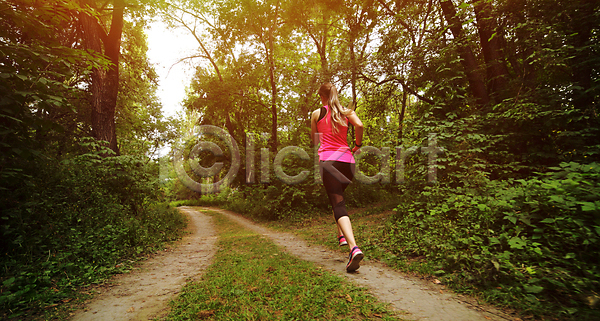 산책 백인 성인 성인여자한명만 여자 한명 JPG 뒷모습 포토 해외이미지 건강 공원 달리기 숲 야외 운동복 전신 조깅 주간