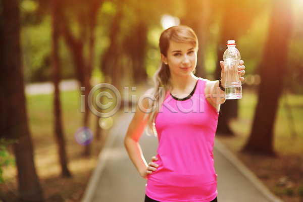 사람 성인 성인여자한명만 여자 한명 JPG 아웃포커스 앞모습 포토 해외이미지 건강 공원 달리기 들기 물병 상반신 숲 야외 운동복 조깅 주간 허리손