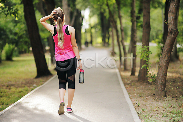 사람 성인 성인여자한명만 여자 한명 JPG 뒷모습 포토 해외이미지 건강 걷기 공원 들기 물병 숲 야외 운동복 전신 주간