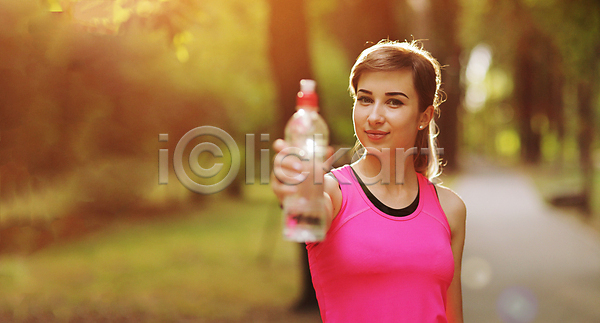 사람 성인 성인여자한명만 여자 한명 JPG 포토 해외이미지 건강 공원 달리기 물 물병 숲 야외 운동복 조깅 주간