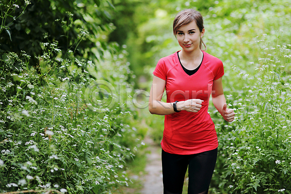 산책 백인 성인 성인여자한명만 여자 한명 JPG 앞모습 포토 해외이미지 건강 공원 달리기 상반신 숲 야외 운동복 조깅 주간