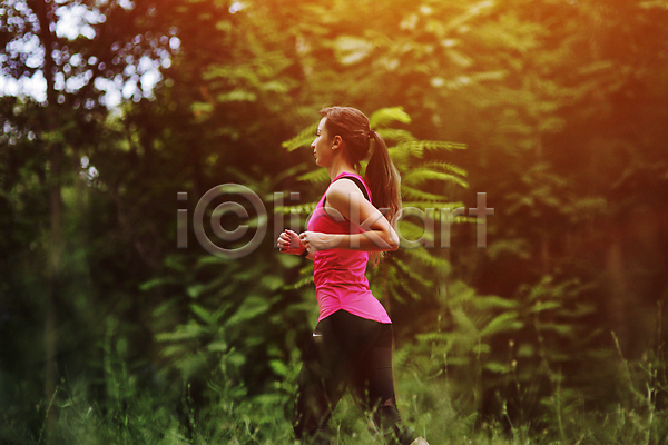 산책 백인 성인 성인여자한명만 여자 한명 JPG 옆모습 포토 해외이미지 건강 공원 달리기 상반신 숲 야외 운동복 조깅 주간