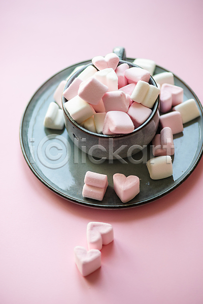 달콤 사람없음 JPG 포토 해외이미지 그릇 디저트 마시멜로우 발렌타인데이 분홍색배경 쟁반 하트