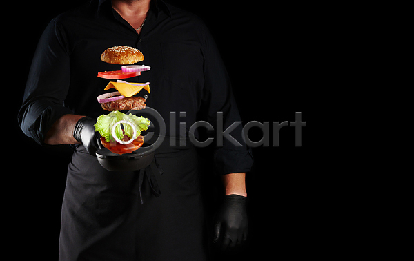 남자 성인 성인남자한명만 한명 JPG 포토 해외이미지 들기 상반신 손 식재료 요리사 음식 치즈버거 패스트푸드 햄버거