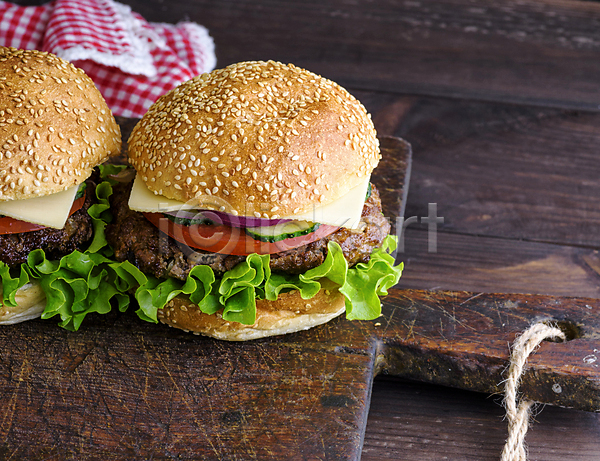 사람없음 JPG 포토 해외이미지 나무도마 냅킨 맛있는 음식 치즈버거 패스트푸드 햄버거